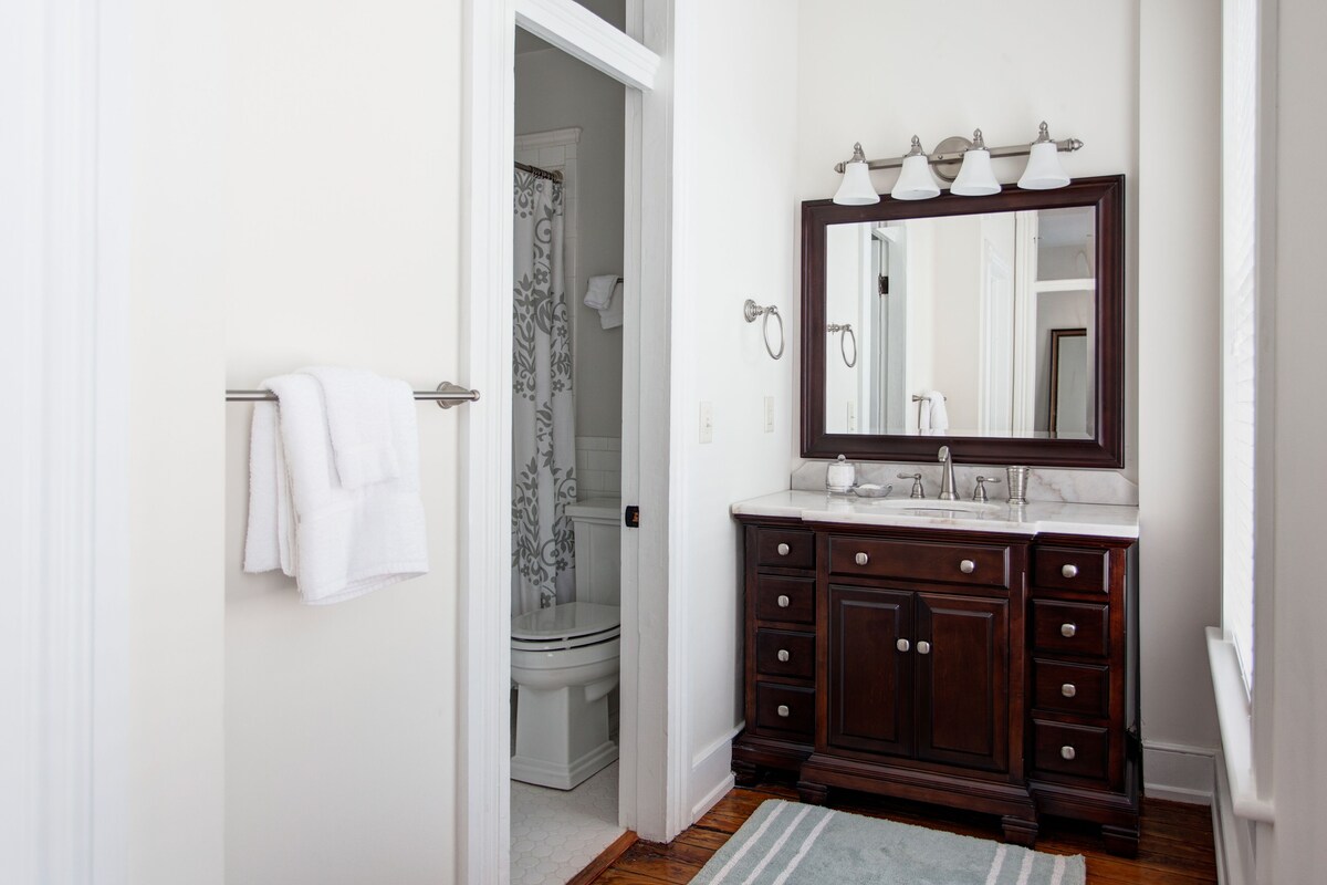 Old Met #306 | 1 Bedroom, 2 Bath