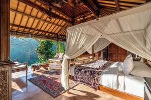 King size bed with high thread count linen.