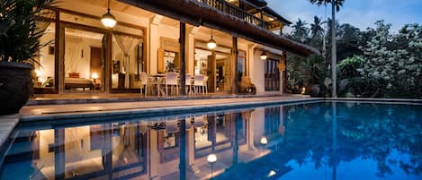 Villa Sagitta at night – a perfect place to relax after a busy day’s sightseeing