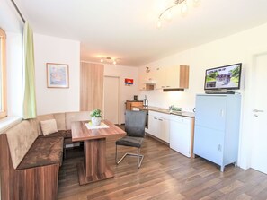 Holz, Cabinetry, Tabelle, Zimmerpflanze, Wohnzimmer, Fussboden, Flooring, Stuhl, Holzbeize