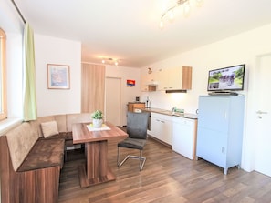 Bois, Cabinetry, Table, Plante D'Appartement, Salon, Sol, Sol, Chaise, Tache De Bois