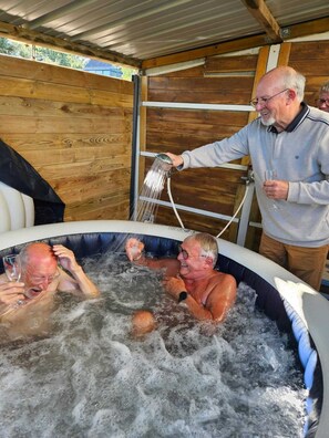Bain à remous extérieur
