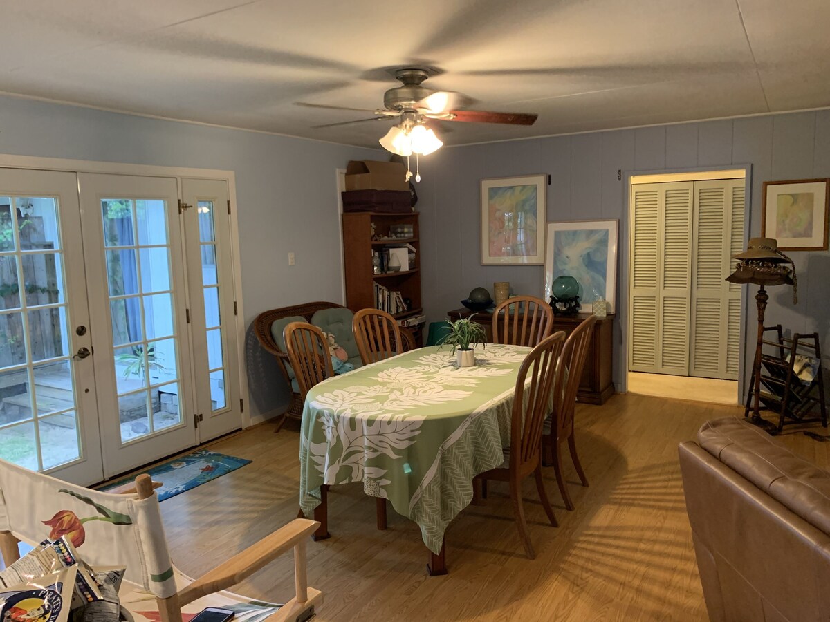 Waimanalo Beach Family Home, 2 Bed, 2 Bath, Steps to Beach