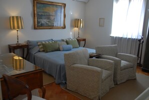 Berrocal room (three people)