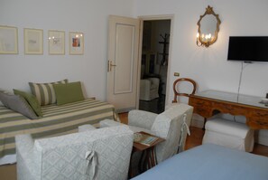 Berrocal room (three people)