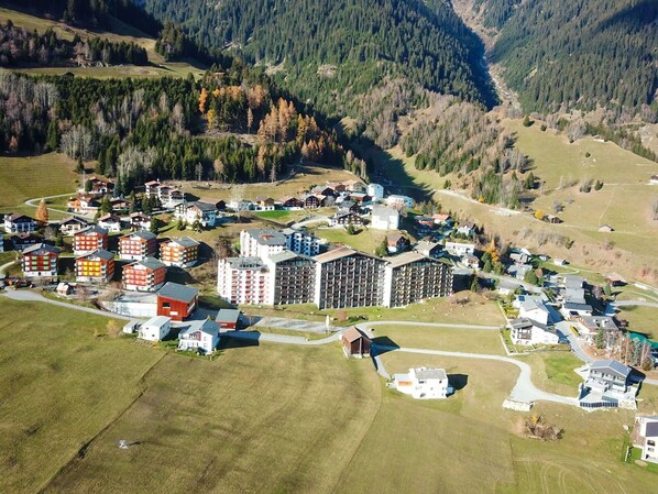 Gebäude, Baum, Berg, Grundstueck, Hochland, Steigung, Gras, Pflanze, Haus, Natürliche Landschaft