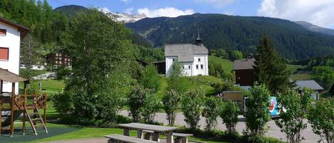 Nuage, Ciel, Plante, Montagne, Bâtiment, Fenêtre, Extérieur Banc, Arbre, Paysage Naturel, Lot Terre