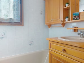 Armatur, Bad Sink, Flooring, Interior Design, Sinken, Zapfhahn, Fussboden, Installation, Cabinetry, Badezimmer