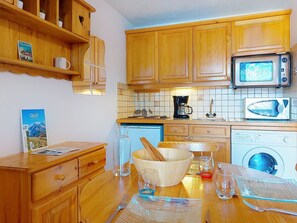Küche, Möbel, Interior Design, Cabinetry, Holz, Countertop, Flooring, Küchengerät, Major Appliance, Fussboden