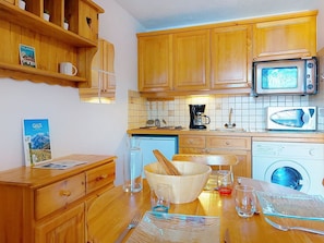 Küche, Möbel, Interior Design, Cabinetry, Holz, Countertop, Flooring, Küchengerät, Major Appliance, Fussboden