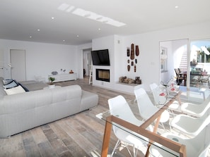Wohnzimmer, Eigentum, Weiss, Zimmer, Interior Design, Möbel, Gebäude, Haus, Fussboden, Zuhause