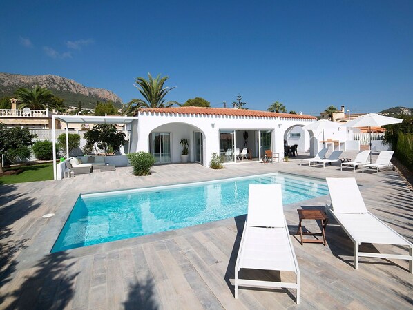 Property, House, Building, Home, Real Estate, Estate, Architecture, Swimming Pool, Sky, Villa
