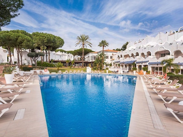Water, Cloud, Sky, Furniture, Swimming Pool, Seaside Resort, Plant, Azure, Chair, Tree