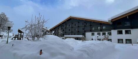 Wolke, Himmel, Gebäude, Fenster, Schnee, Haus, Baum, Steigung, Einfrieren, Hütte