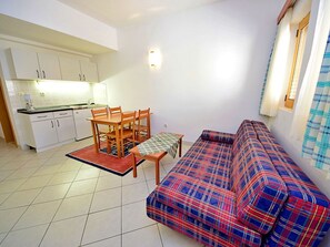 Möbel, Fenster, Komfort, Interior Design, Holz, Flooring, Wohnzimmer, Fussboden, Kissen, Grundeigentum