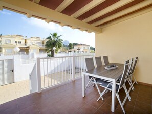 Propriété, Bâtiment, Pièce, Maison, Immobilier, Meubles, Balcon, Sol, Appartement, Domicile