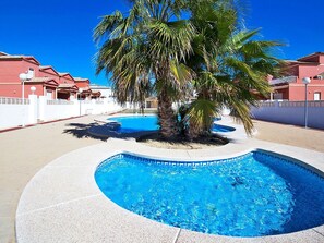 Propriété, Piscine, Bleu, Immobilier, Bleu Azur, Ville, Bâtiment, Maison, Vacances, Arbre