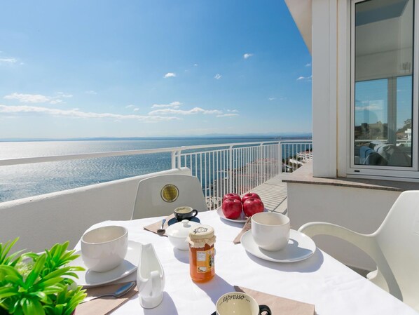 Himmel, Wasser, Geschirr, Möbel, Eigentum, Gebäude, Tabelle, Azurblau, Fenster, Wolke