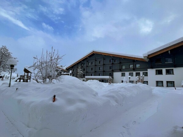 Nube, Cielo, Edificio, Ventana, Nieve, Casa, Árbol, Pendiente, Congelación, Cabaña