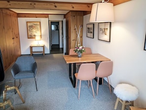 Tabelle, Möbel, Bilderrahmen, Holz, Gebäude, Stuhl, Interior Design, Flooring, Wohnzimmer, Fussboden