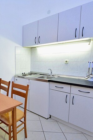 Robinet, Cabinetry, Meubles, Evier, Comptoir, Évier, Cuisine, Bois, Cuisinière, Chaise