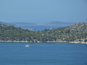 Wasser, Himmel, Berg, Azurblau, Watercraft, Boot, Küsten Und Ozeanische Forms, See, Horizont, Baum