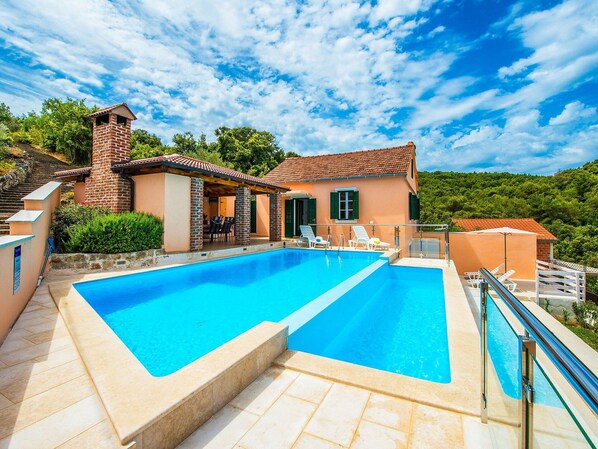 Cloud, Water, Sky, Building, Property, Plant, Swimming Pool, Blue, Nature, Azure