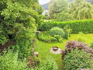 Plant, Plant Community, Flower, Natural Landscape, Tree, Land Lot, Vegetation, Hedge, Grass, Evergreen