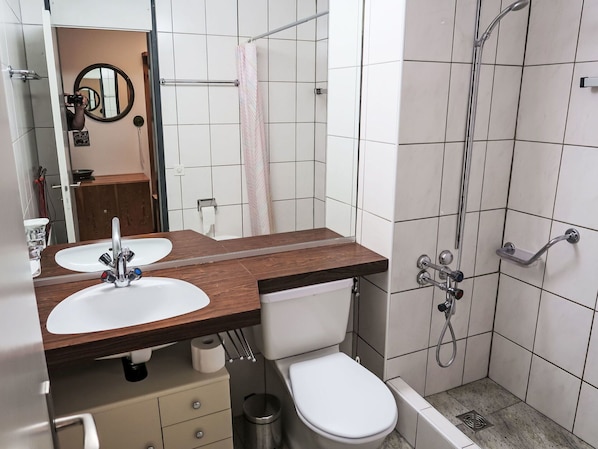 Spiegel, Zapfhahn, Armatur, Sinken, Cabinetry, Bad Sink, Eigentum, Möbel, Badezimmerschrank, Badezimmer