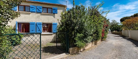 Nube, Cielo, Planta, Edificio, Propiedad, Ventana, Superficie De La Carretera, El Terreno Del Lote, Casa, Barrio