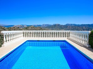 Water, Sky, Daytime, Property, Plant, Building, Swimming Pool, Blue, Azure, Rectangle