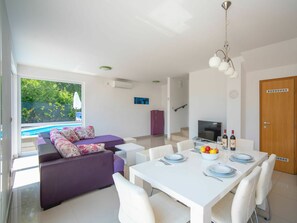 Tabelle, Möbel, Eigentum, Couch, Beleuchtung, Interior Design, Wohnzimmer, Stuhl, Fussboden, Studio Couch
