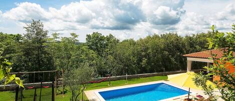 Swimming Pool, Property, House, Real Estate, Leisure, Grass, Sky, Home, Building, Tree