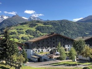 Pflanze, Wolke, Himmel, Berg, Gebäude, Natur, Natürliche Landschaft, Baum, Haus, Die Architektur