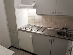 Cabinetry, Spüle, Sinken, Gebäude, Herd, Zapfhahn, Küche, Küchengerät, Interior Design, Cooktop