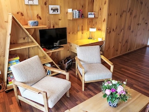 Tabelle, Eigentum, Möbel, Holz, Couch, Interior Design, Wohnzimmer, Gebäude, Fussboden, Kissen