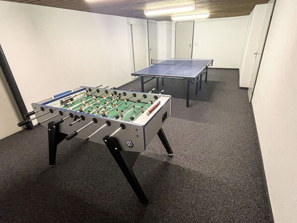 Tabelle, Möbel, Gebäude, Flooring, Halle, Gas, Indoor Spiele Und Sport, Rechteck