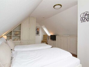 Schlafzimmer verfügt über TV