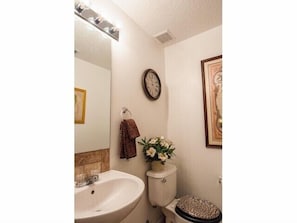 Nicely decorated 1/2 bath located next to the entrance door.