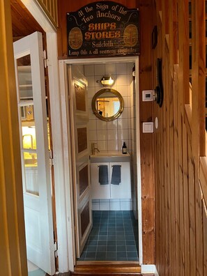 Hallway and bathroom Guesthouse 2