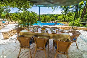 Al fresco dining under the pergola