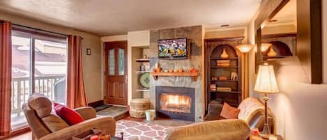Living Room - great place to unwind with friends/ family after a day on the mountain!