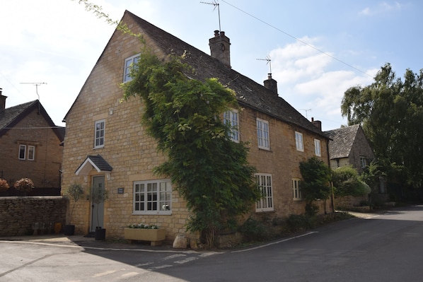 Corner Cottage, Lower Oddington, Cotswolds: Situated on a quiet lane