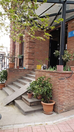 Vista frontal de la propiedad
