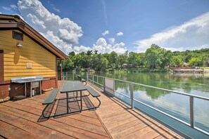 Community Amenities | Lake Access | Picnic Table