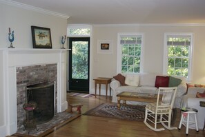 Living Room - large fireplace with great draw