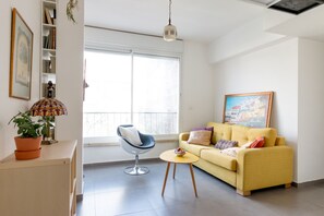 Bright and modern living room in Tel Aviv apartment 