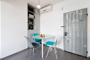 Cute dining area in Tel Aviv apartment 