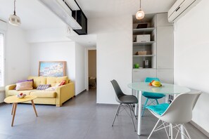 Stylish dining area in Tel Aviv apartment 