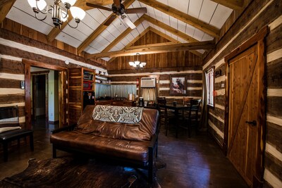 Log Cabin in Woods W/Trail & Scavenger Hunt Wood Fireplace, Lindale Canton Tyler